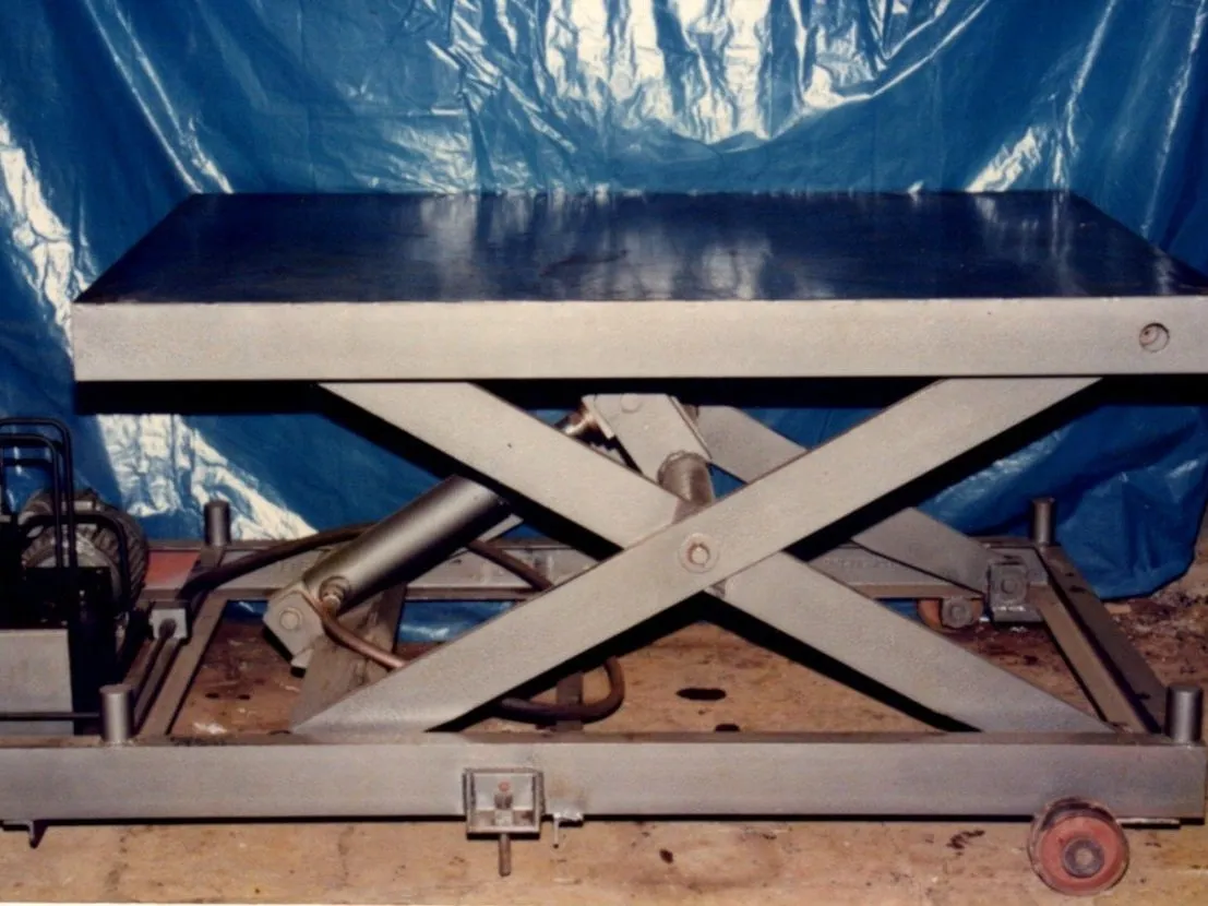 Heavy-duty hydraulic scissor lift table with its integrated power pack