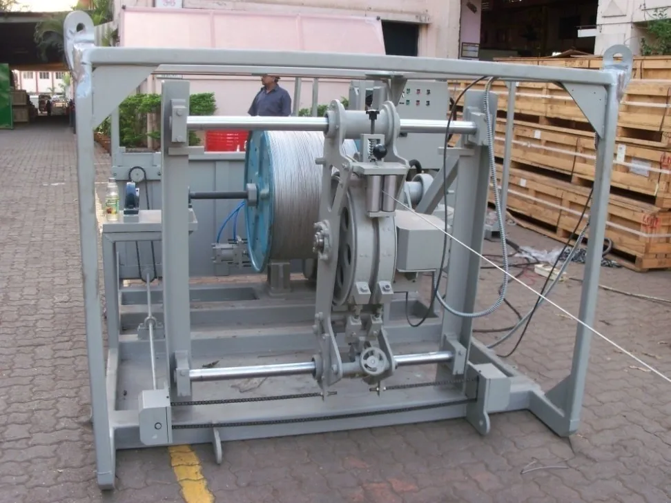 Hydraulic winch spooling unit in a lifting frame, built for offshore drilling-rig duty